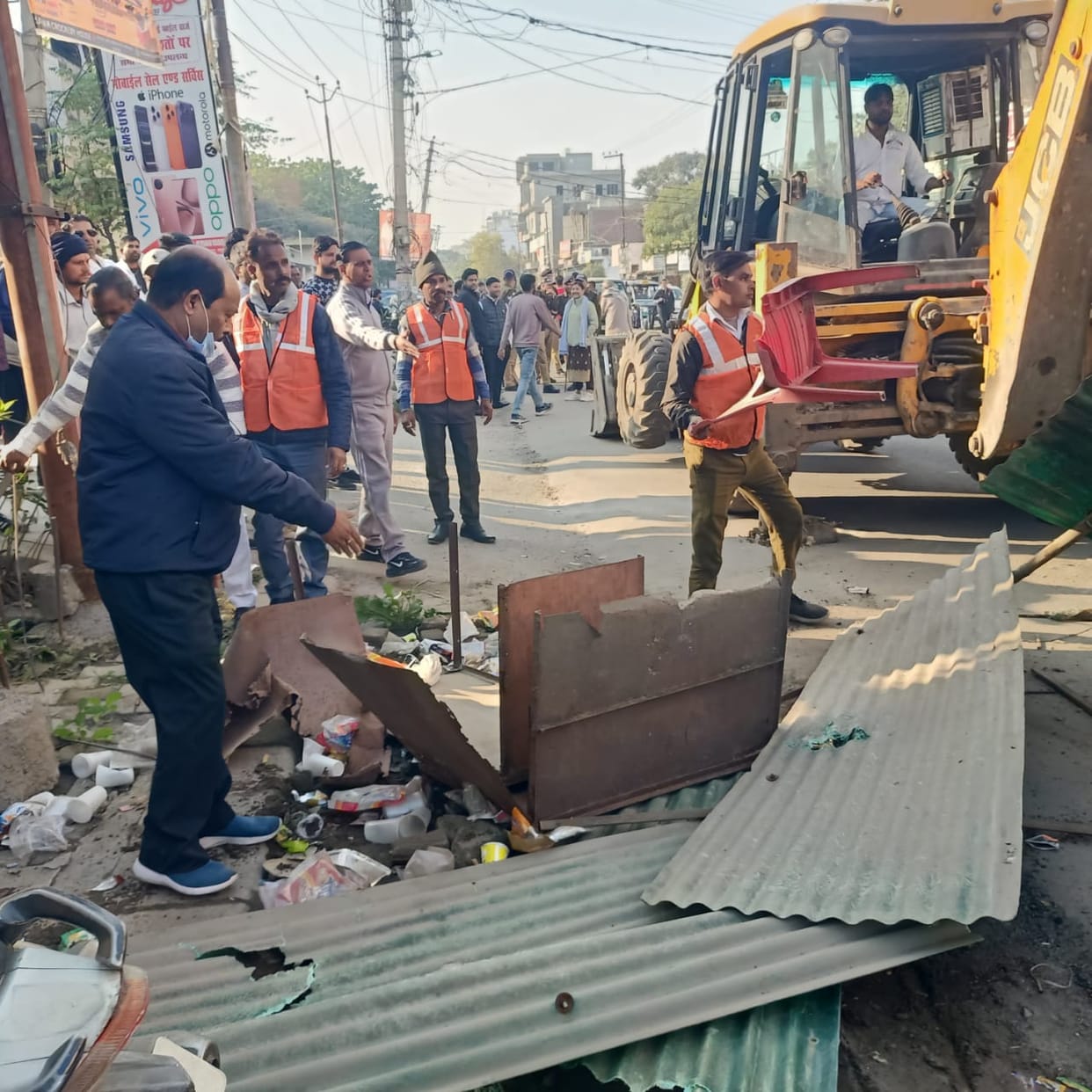 Encroachment removed from Court Road and Ramnagar using JCB