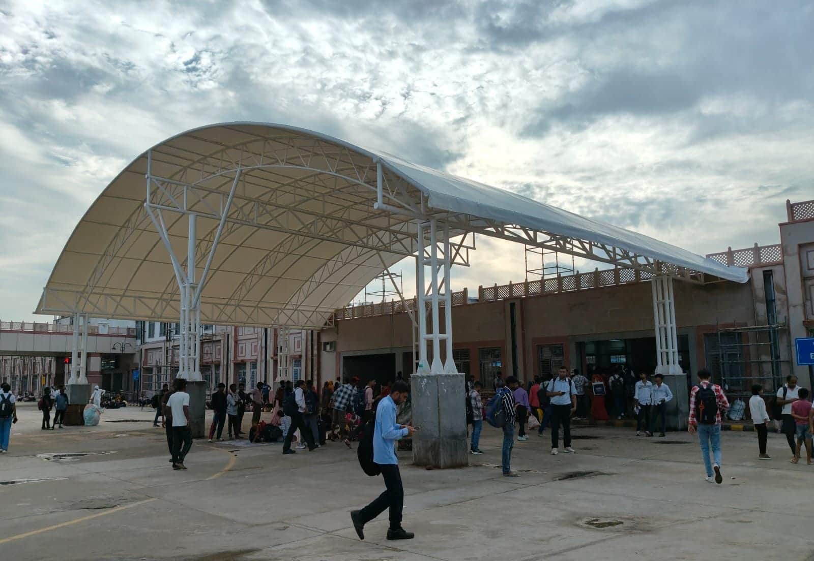 रेवाड़ी रेलवे स्टेशन का मुख्य द्वार। संवाद