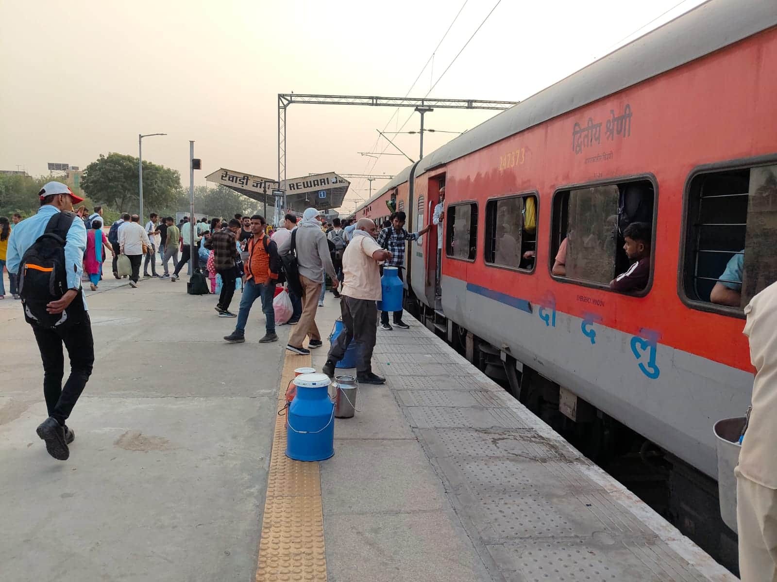 रेवाड़ी रेलवे स्टेशन पर खड़ी ट्रेन। संवाद