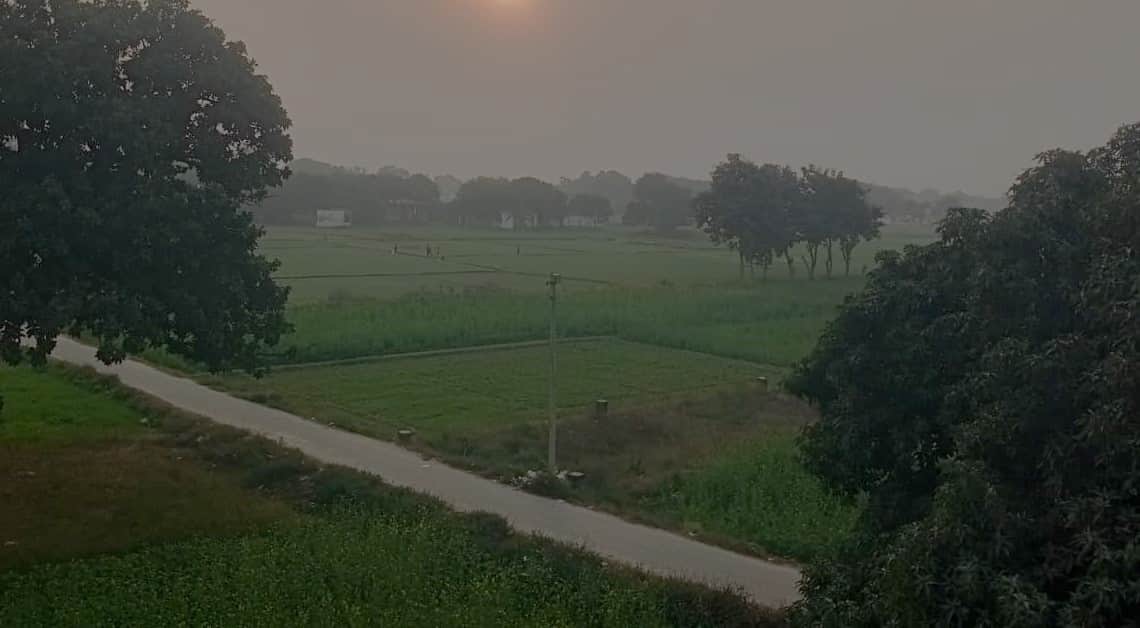 सुबह के समय मौसम में छाया रहा धुंध। संवाद