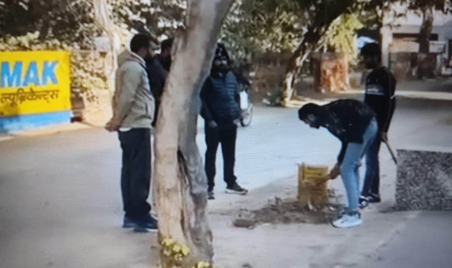 सेक्टर 1 में पाइपलाइन को ठीक करते कर्मचारी। स्रोत : वीडियो ग्रैब