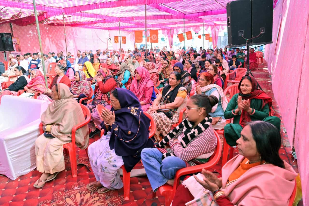 सेक्टर-3 में आयोजित कार्यक्रम में भाग लेते लोग। स्रोत : समाज