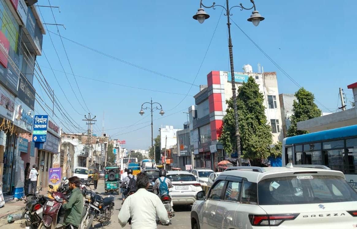 सर्कुलर रोड पर लगा जाम। संवाद