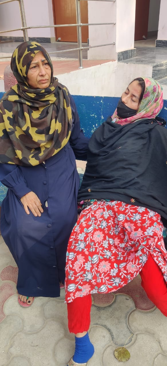 For not giving dowry, the married woman was beaten half to death and thrown on the road, a complaint was lodged.