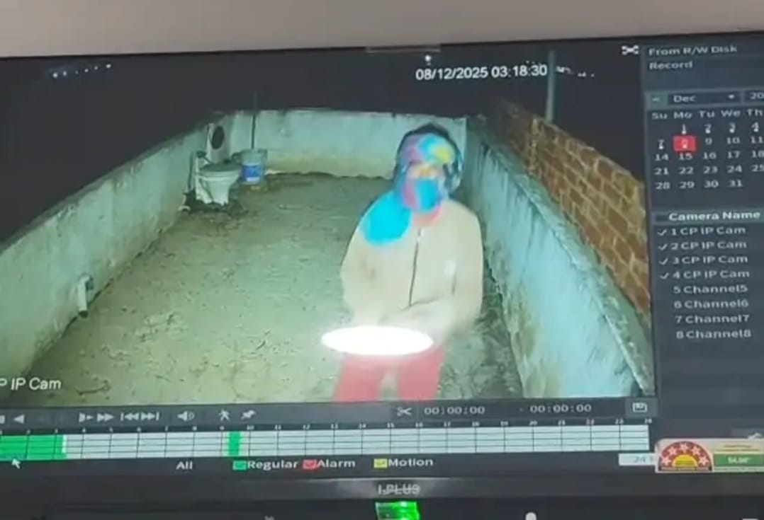 A garland of notes worth 35,000, cash worth 1100 and other items stolen from a shop.