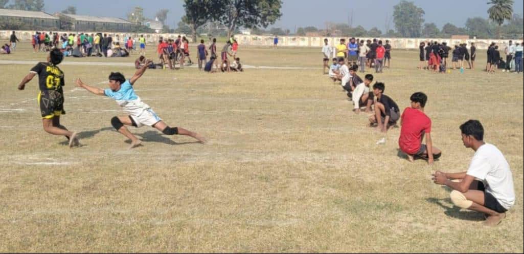 सांसद खेलकूद स्पर्धा में खो-खो खेलते खिलाड़ी। संवाद