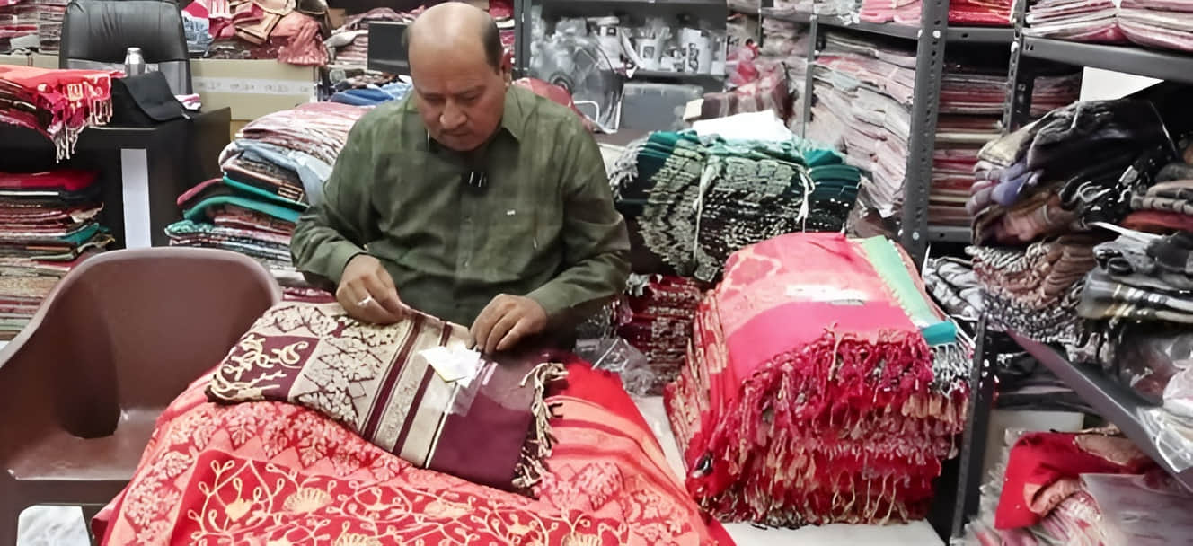 दुकान पर शॉल की खरीदारी करते ग्राहक। संवाद