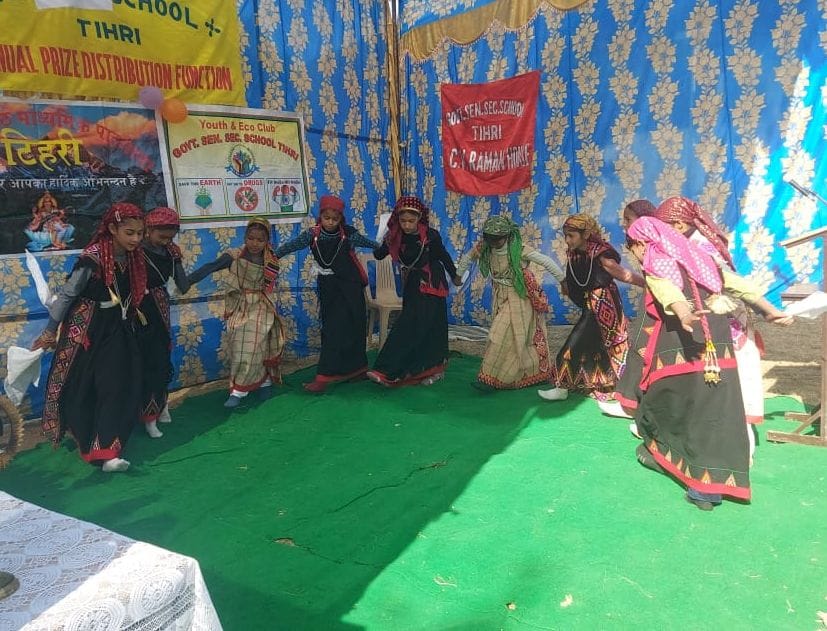 The brilliant man rejoiced after winning the prize in Tehri school.