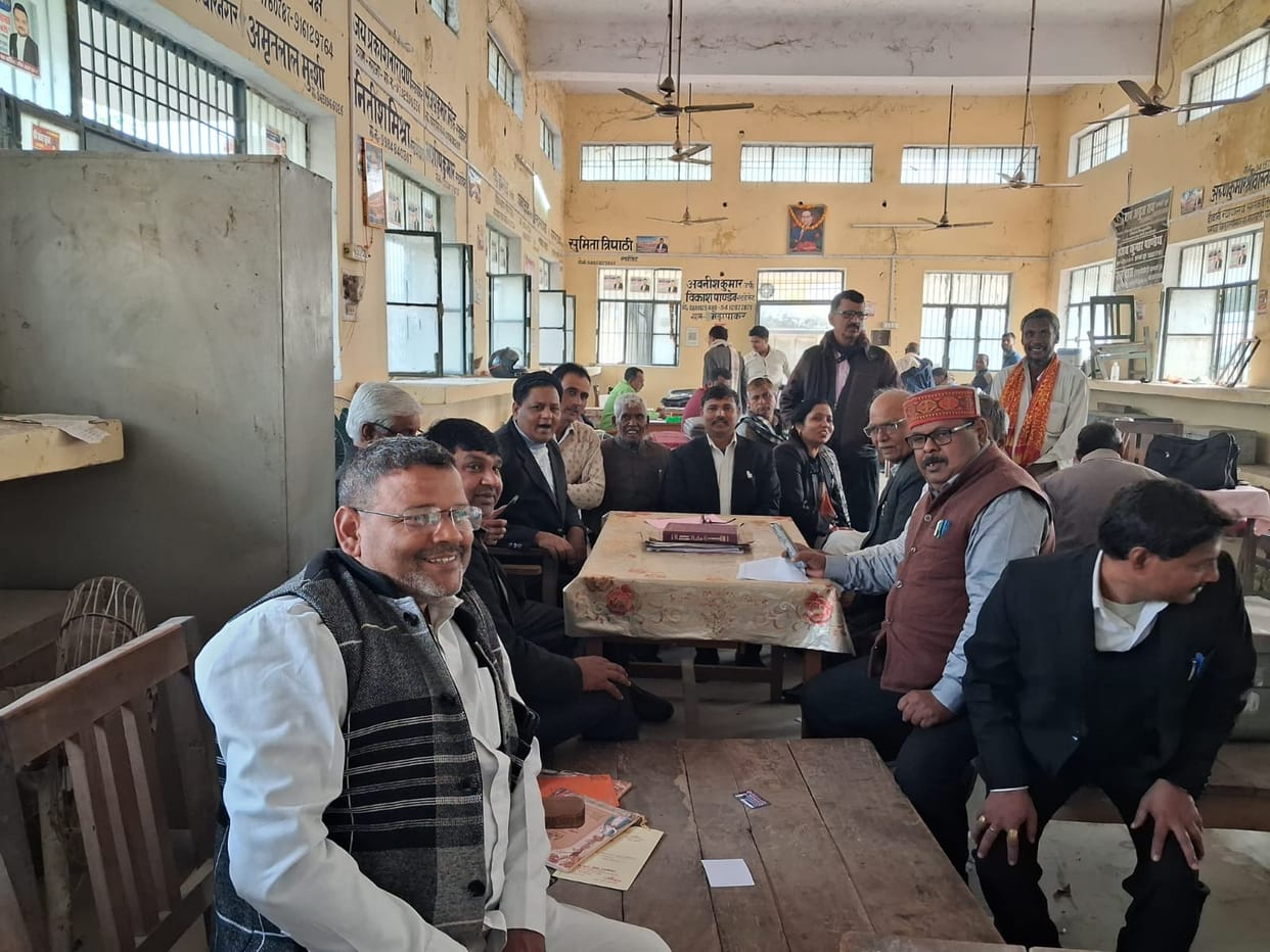 Lawyers have launched a protest against the SDM and Tehsildar.