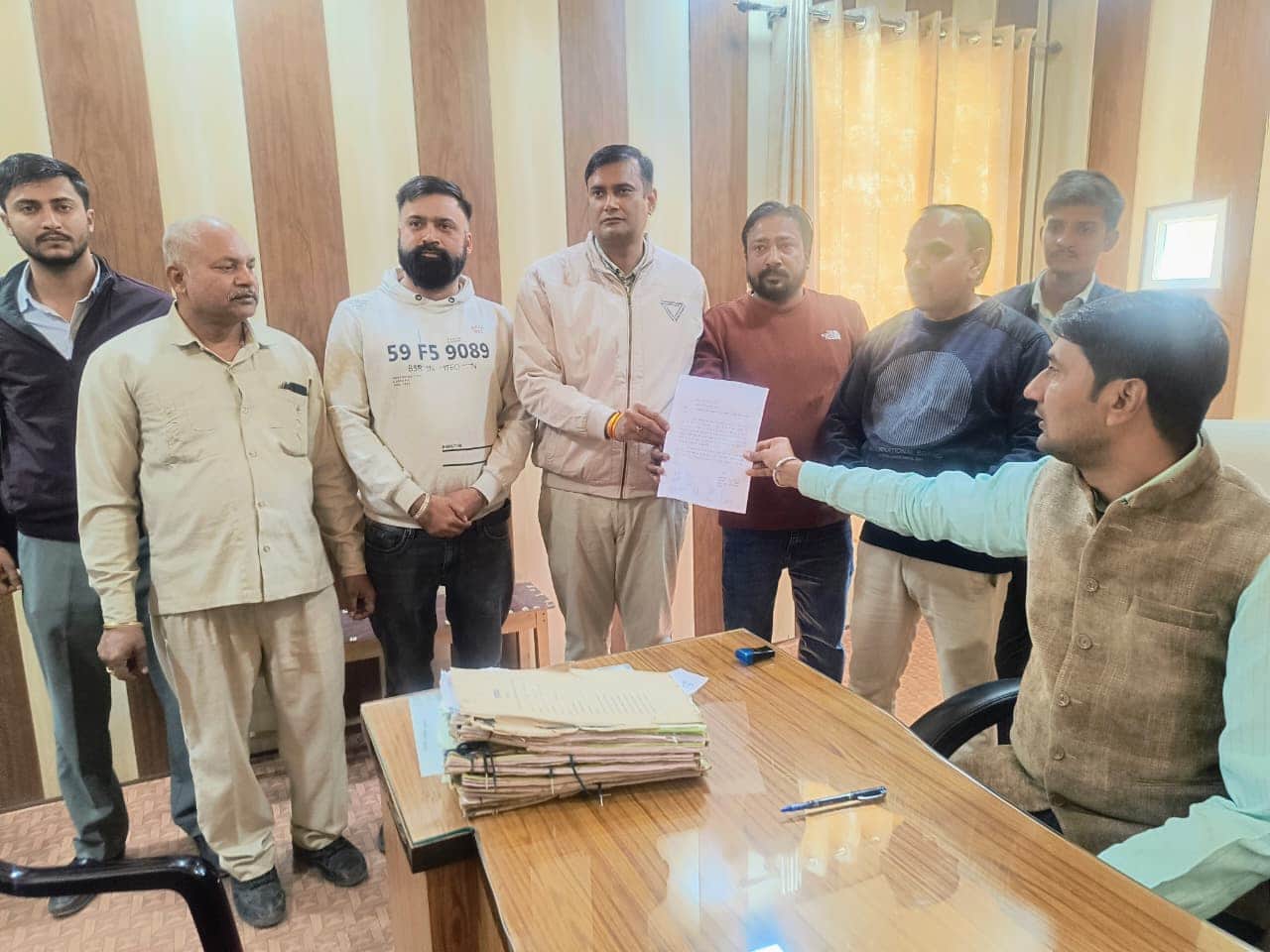 उपखंड अधिकारी लाखन सिंह को ज्ञापन सौंपते लोग। स्रोत : स्थानीय नागरिक