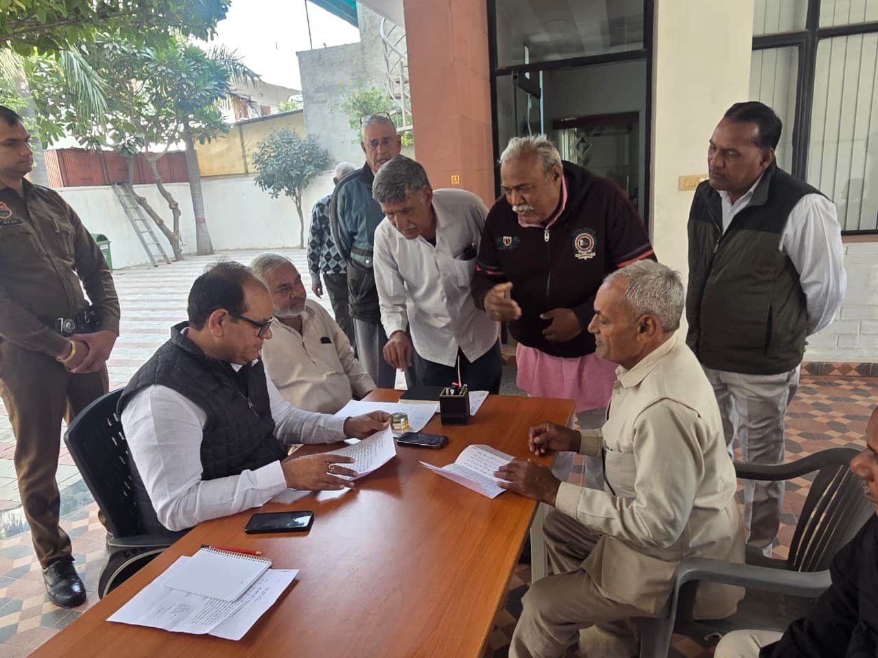 विधायक अनिल यादव लोगों की समस्या सुनते। स्रोत : प्रवक्ता