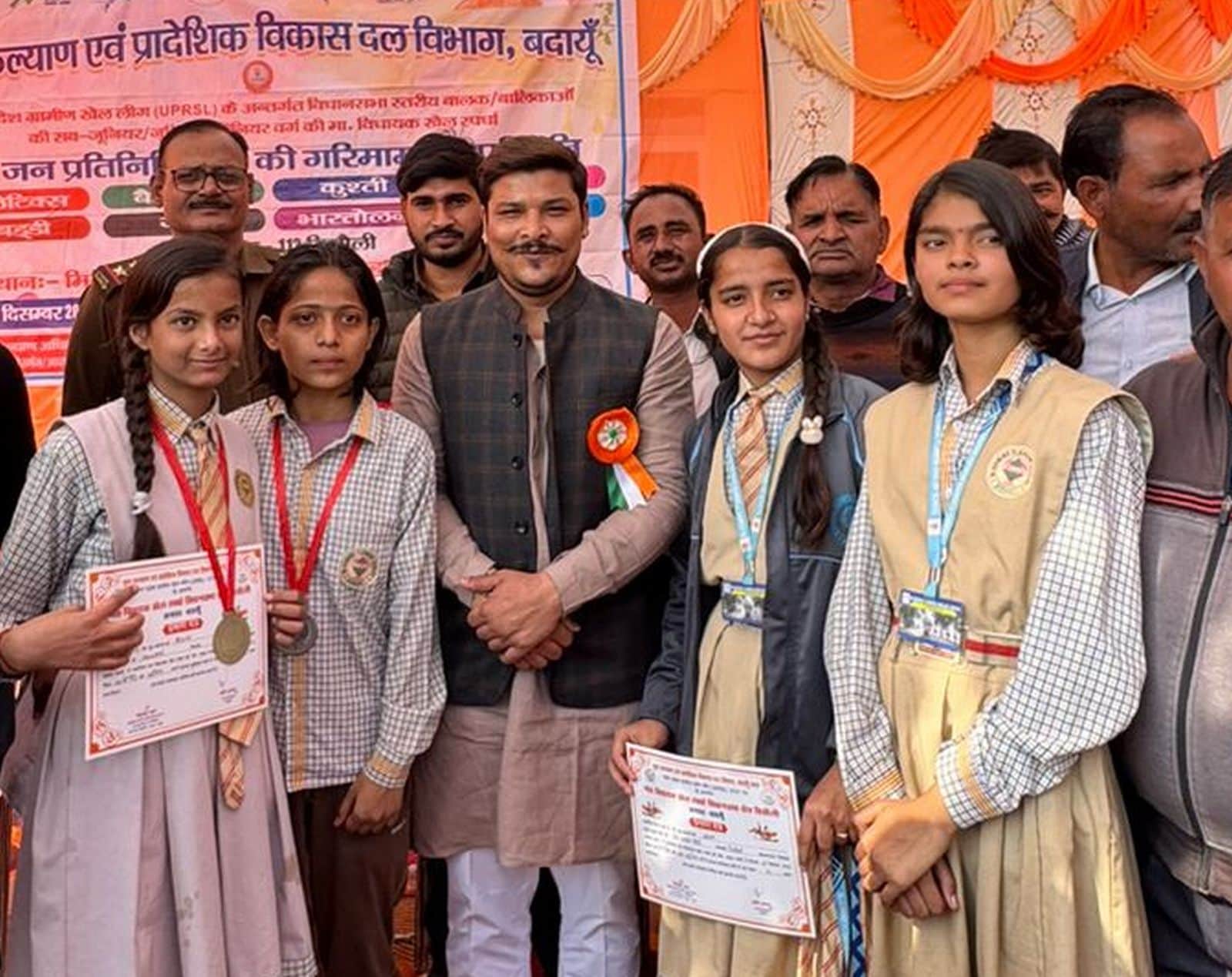 विधायक खेल स्पर्धा में विजेता खिलाड़ियों को पूर्व विधायक ने सम्मानित किया। स्रोत विभाग