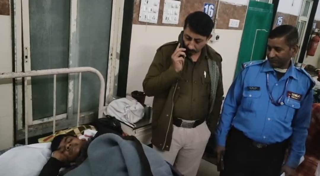 युवक को अस्पताल में कराया गया भर्ती।