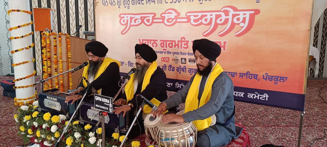 Ragi groups delighted people by singing kirtans and reciting the history of the Guru.