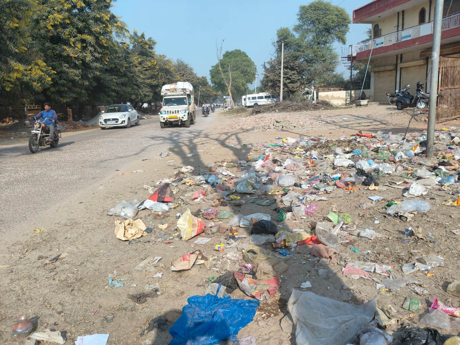 अनाज मंडी मार्ग के पास पड़ा कूड़ा। संवाद