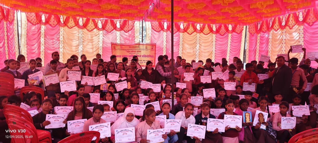 Ten meritorious students who succeeded in the National Innovation Examination were honored.