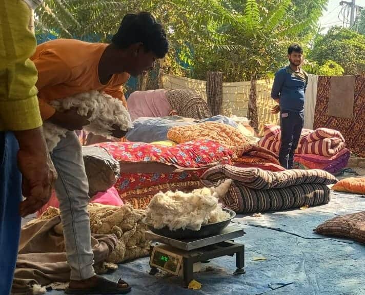 भाड़ावास मार्ग पर रूई का वजन करता कारीगर। संवाद