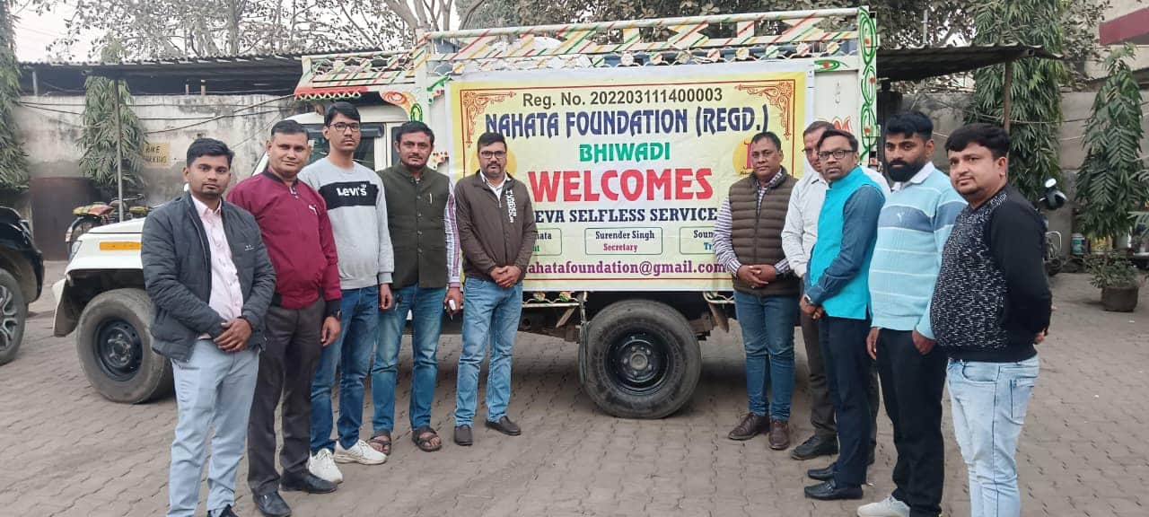 भिवाड़ी में कंबल वितरित करने के लिए पहुंची टीम। स्रोत : संस्था