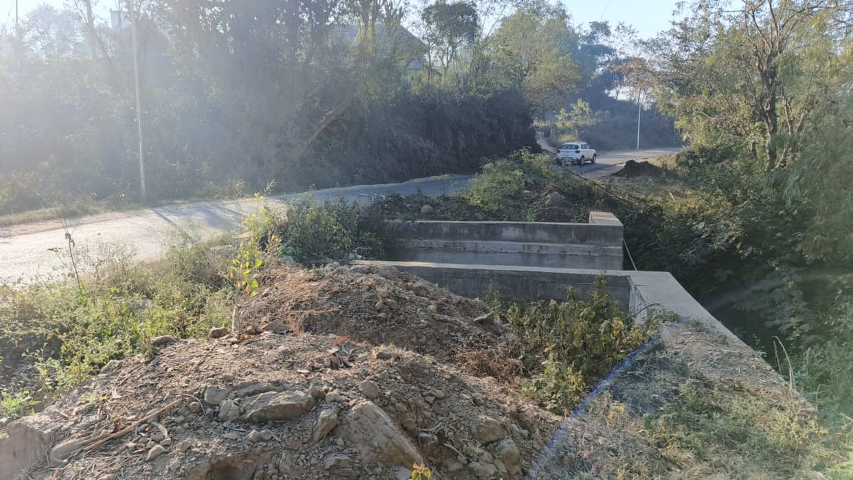 The construction work of the culvert on the Barthin-Nihari road is hanging in the balance.