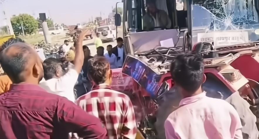 बस-ट्रैक्टर की भिड़ंत