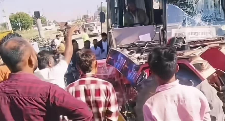 बस-ट्रैक्टर की भिड़ंत
