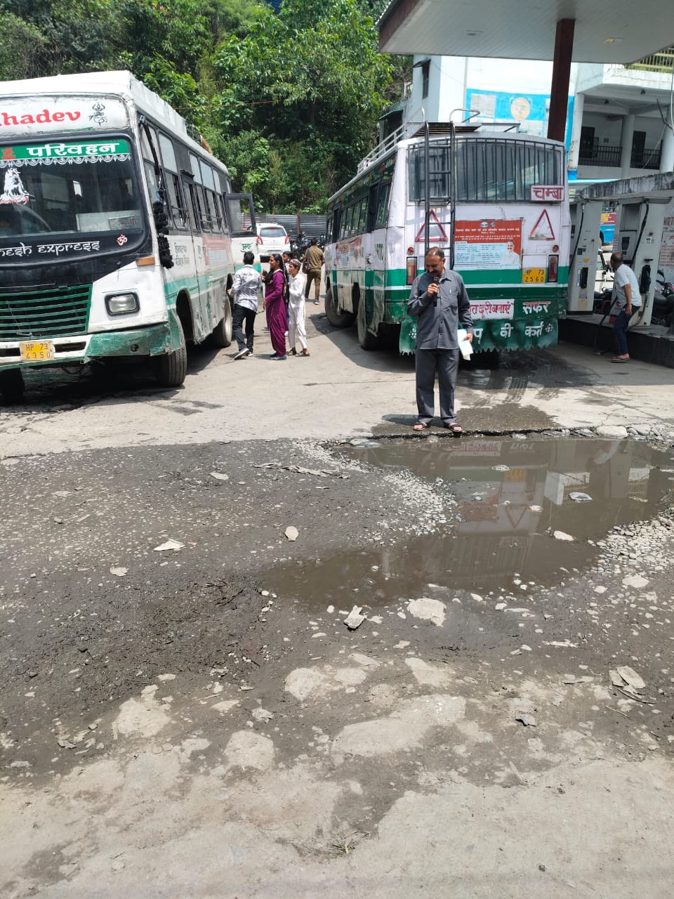 10 buses sent to Mandi, local route stopped, passengers kept waiting