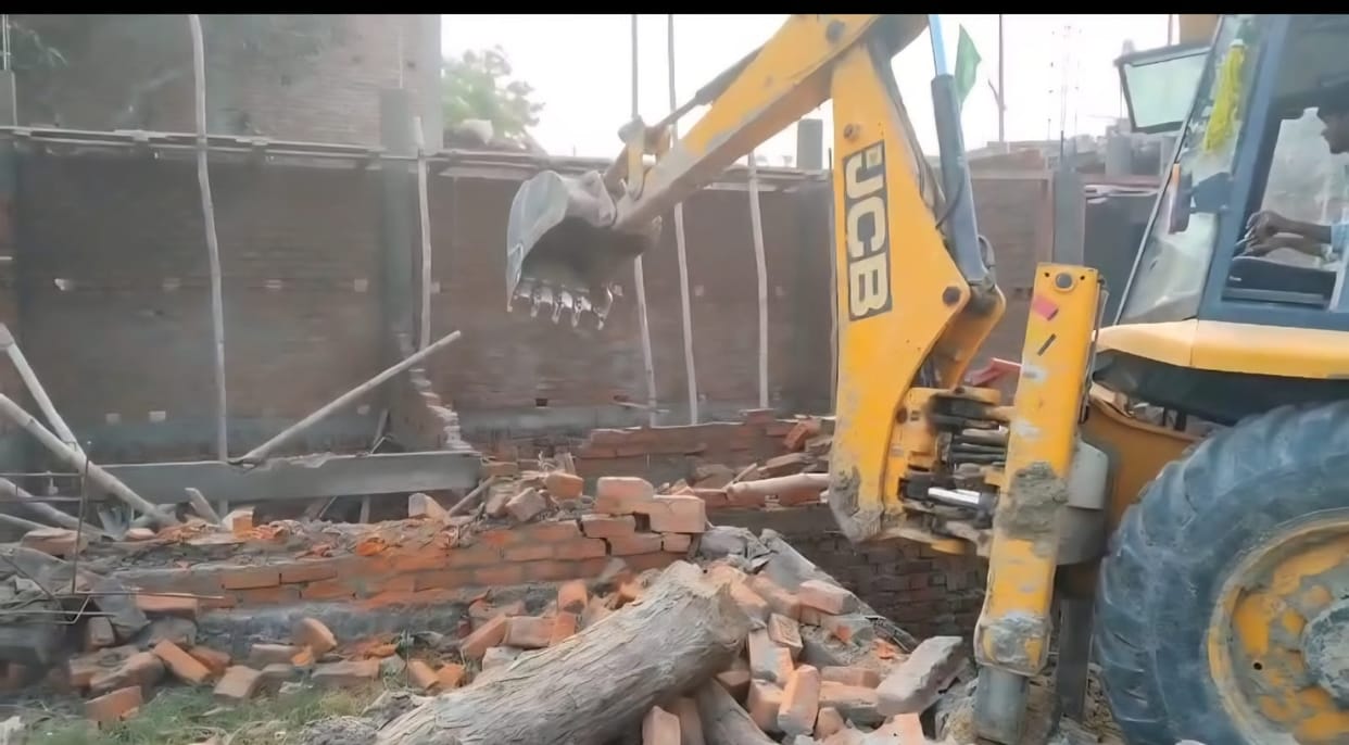 Siddharthnagar News: Administration's bulldozer runs on illegal encroachment