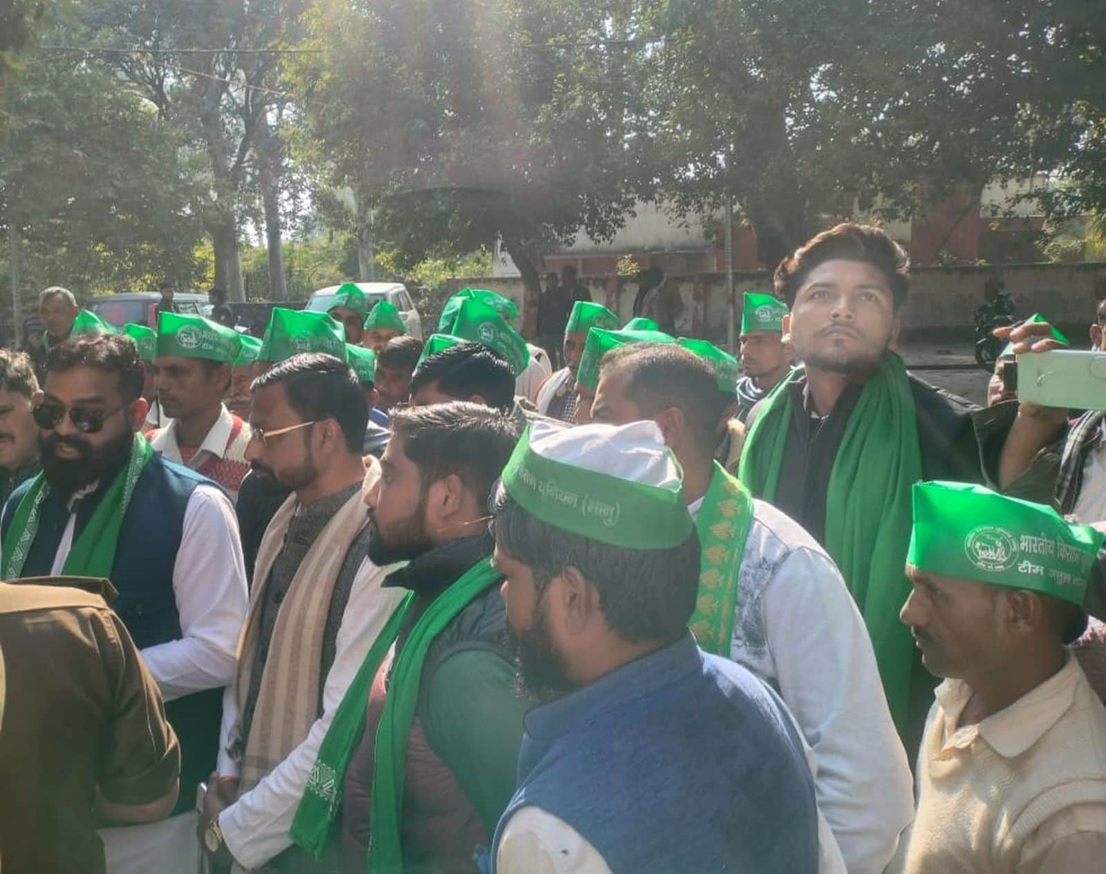 एसएसपी कार्यालय के बाहर किसान यूनियन भानु गुट के पदाधिकारी । संवाद