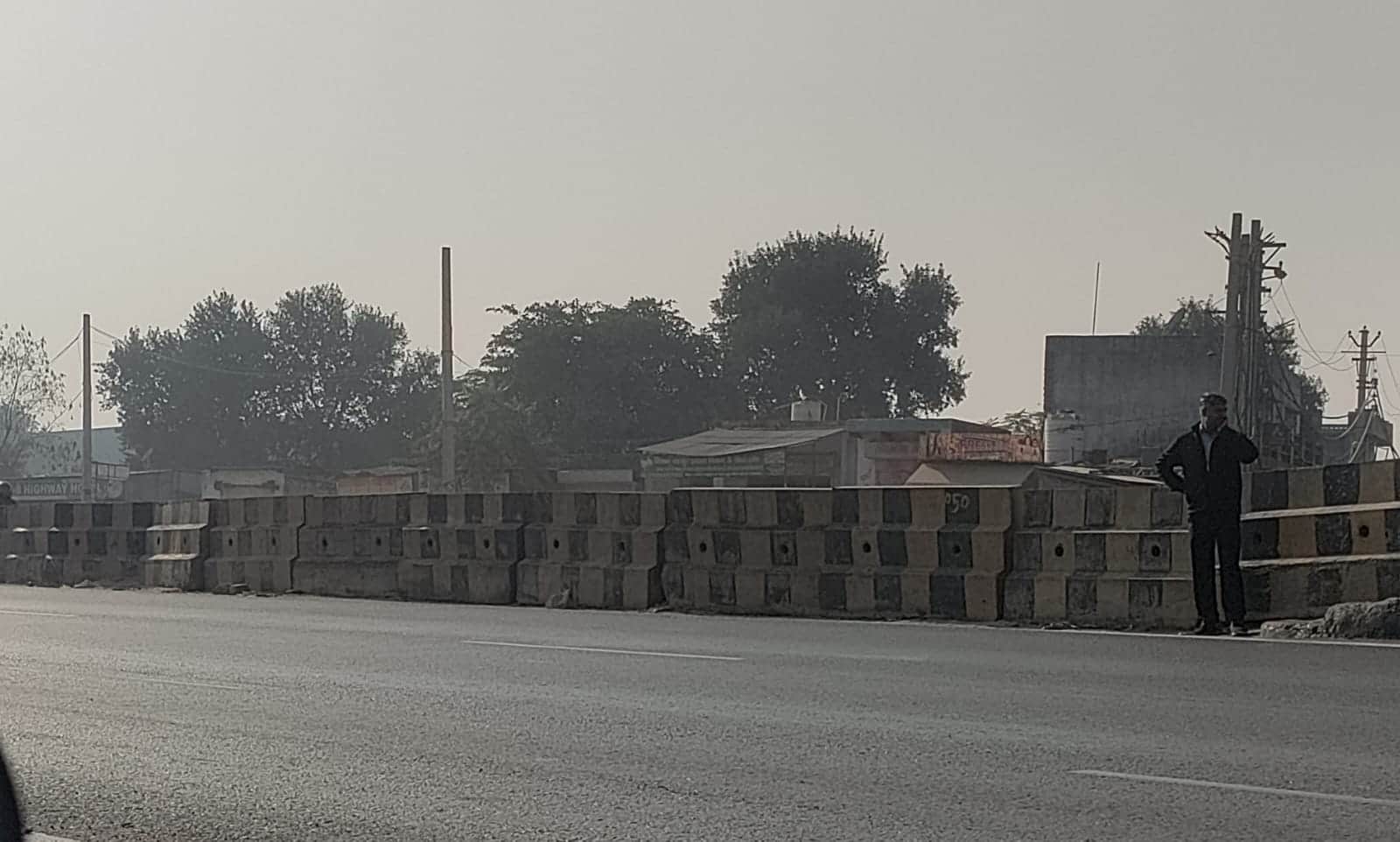 फोटो : 02 रेवाड़ी। हाईवे पर हीरो चौक मालपुरा के पास ब्लैक स्पॉट पर रखे डिवाइडर। संवाद