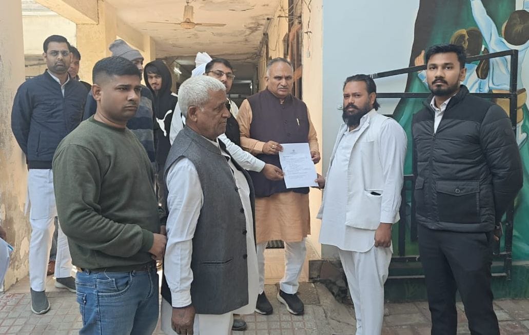 A demand has been raised to install an inscription at Maharana Pratap Chowk; officials of the Sanatani Karni Sena met with the MLA and the Mayor.