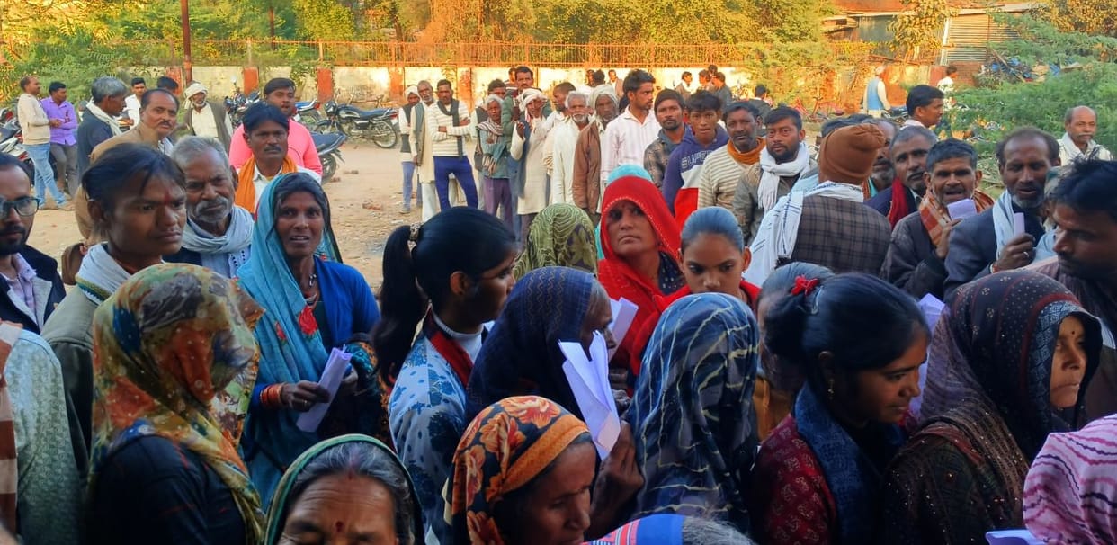 Arbitrariness in fertilizer distribution, angry farmers, scuffle with secretary