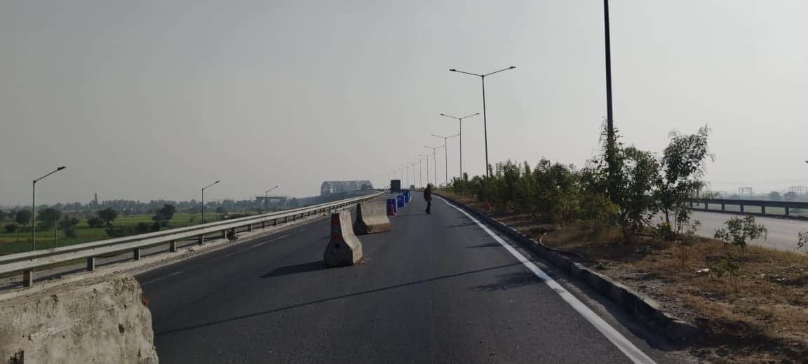 फोटो: 10रेवाड़ी। आउटर बाइपास पर सड़क के एक ही हिस्से पर किया गया डायवर्जन। संवाद