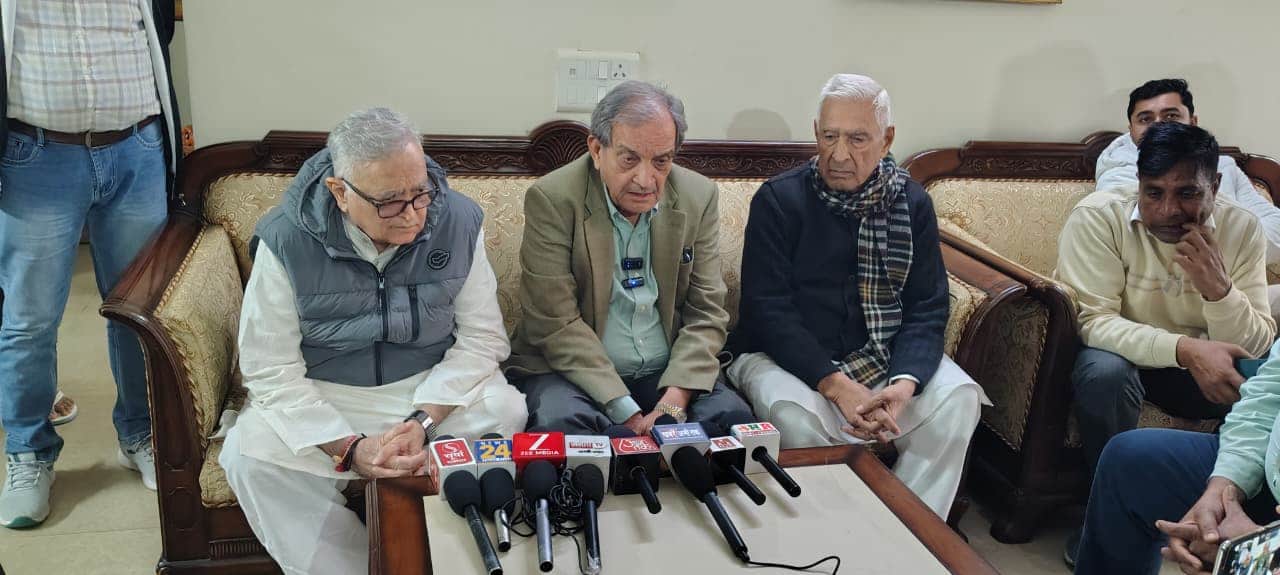 फोटो: 12रेवाड़ी। माॅडल टाउन स्थित अपने निवास स्थान पर प्रैसवार्ता को संबोधित करते हुए पूर्व 