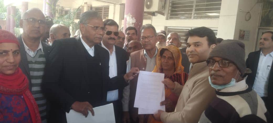 फोटो: 16रेवाड़ी। लघु सचिवालय में डीआरओ को मांगों को लेकर ज्ञापन सौंपते एम्स संघर्ष समिति 
