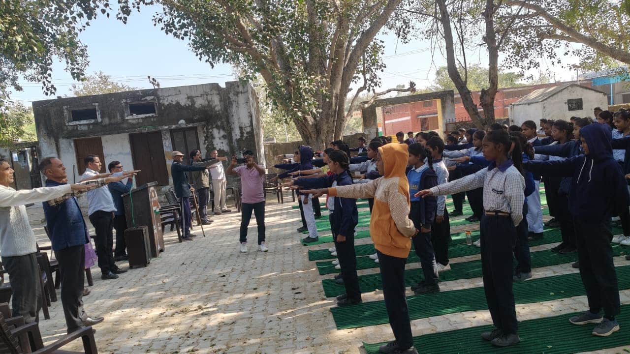 फोटो: 17रेवाड़ी। बलवाड़ी स्कूल में नशा और साइबर अपराधों से दूर रहने की शपथ लेते विद्यार्थी। स