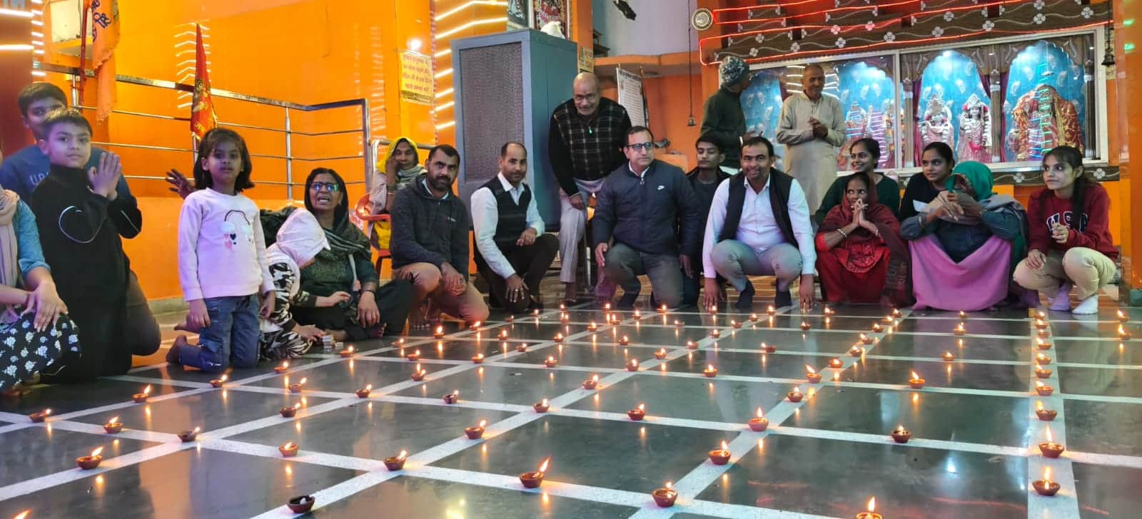 फोटो: 20रेवाड़ी। घीसा नगर स्थित दक्षिणमुखी हनुमान मंदिर जी में दीप प्रज्ज्वलित करते हुए विश्व