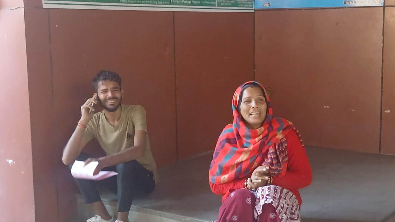 फोटो: 28रेवाड़ी। नागरिक अस्पताल में नवजात के पिता भूपेंद्र और दादी अस्पताल परिसर में बिलख-बिल