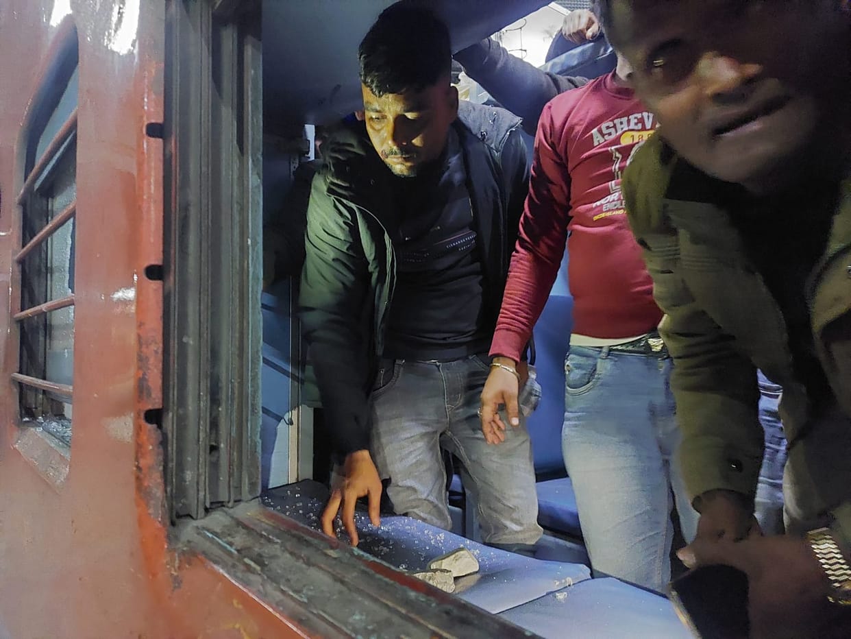 A fight broke out on the Kanpur-Bandra special train, causing stone pelting and injuring passengers.