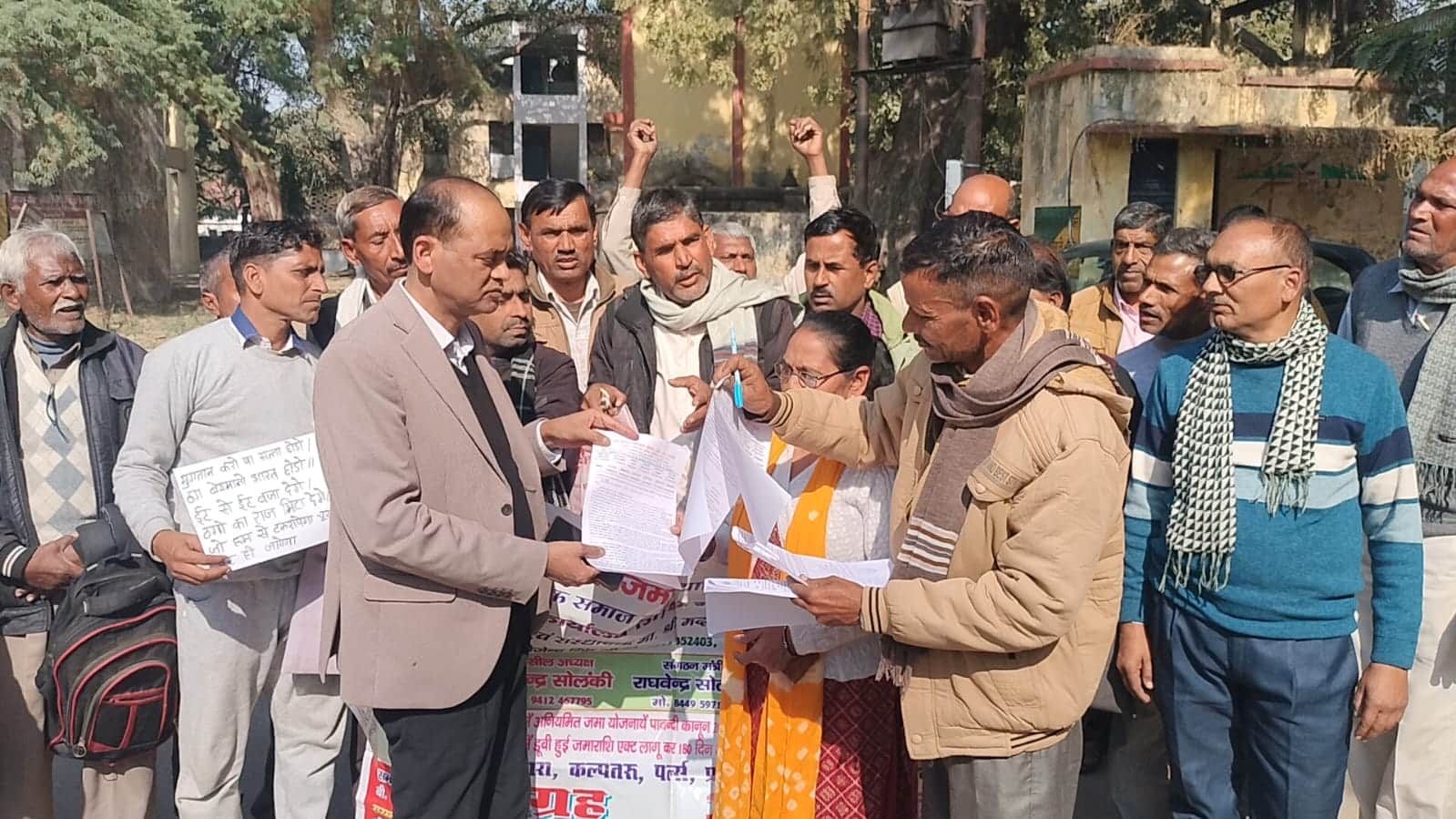 जिलाधिकारी सभागार के मुख्य द्वार पर एएसडीएम सतीश कुमार को  ज्ञापन सौंपते ठगी पीड़ित परिवार संग