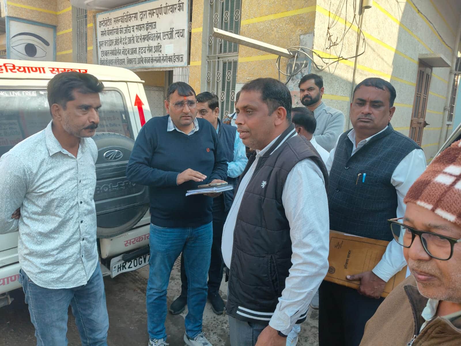 जनस्वास्थ्य अभियांत्रिकी विभाग कार्यालय में जांच करते मुख्यमंत्री उड़नदस्ता के अधिकारी।