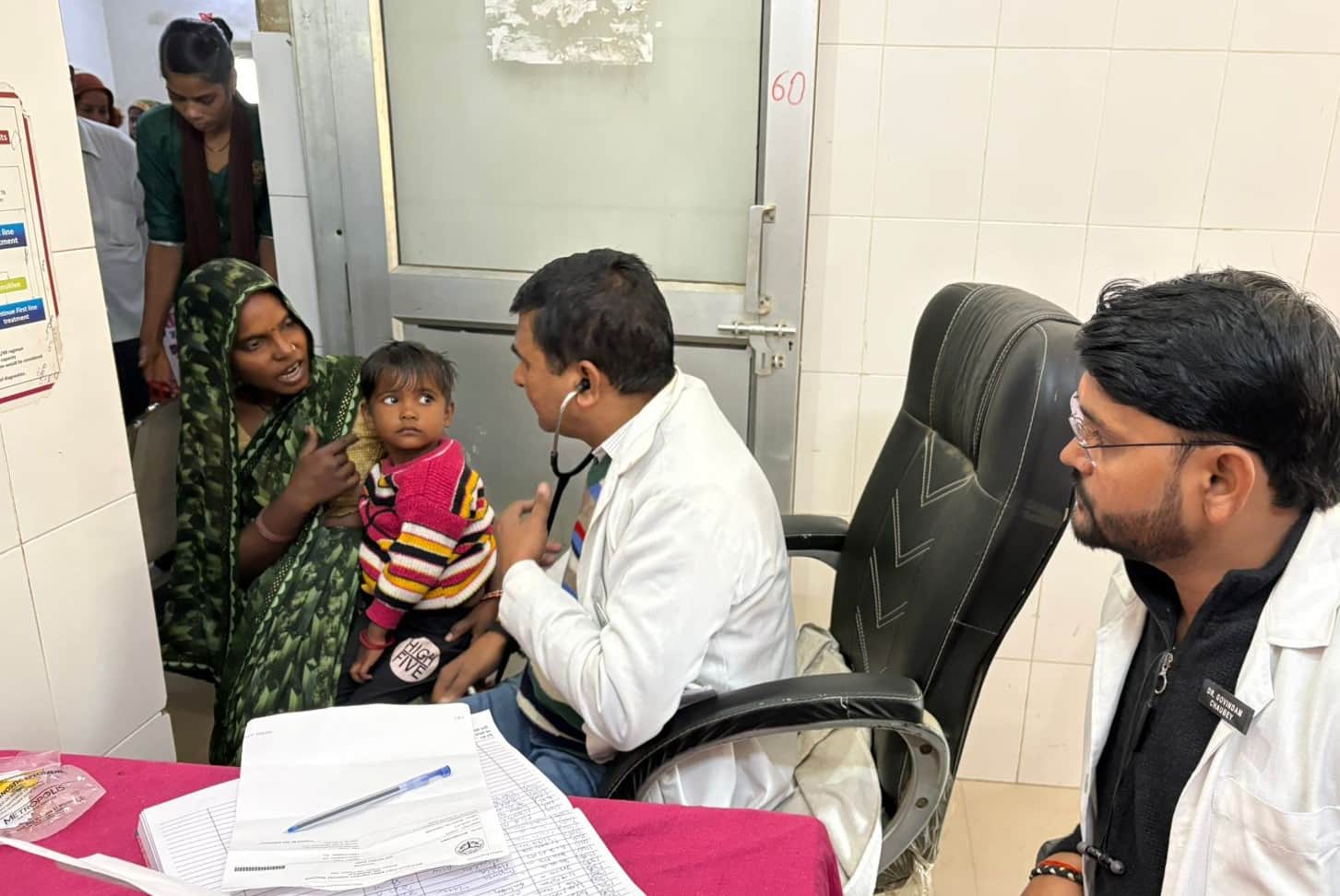 ज्ञानपुर जिला अस्पताल के ओपीडी में मरीज देखते डा. प्रदीप यादव। संवाद