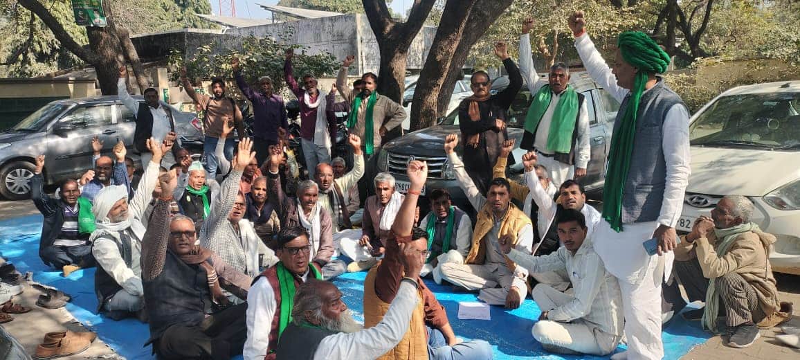 कचहरी रोड स्थित धरना स्थल पर प्रदर्शन करते अखिल भारतीय किसान यूनियन के पदाधिकारी। संवाद