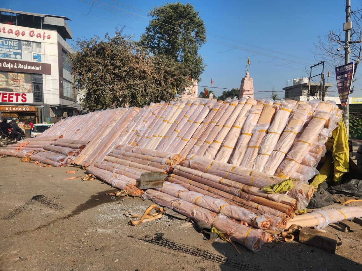 Truck loaded with ply overturns on Pihowa road