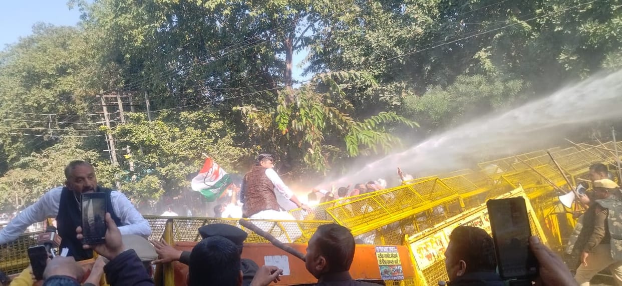 Clash between Youth Congress workers and police going to surround CM residence