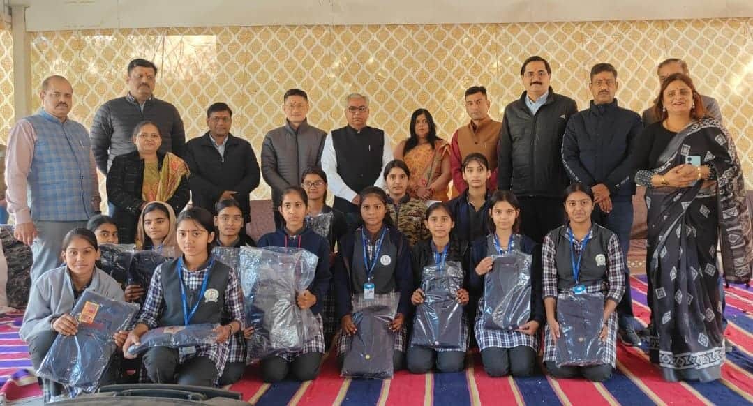 कार्यक्रम में यूनिफॉर्म ब्लेजर मिलने पर खुशी जाहिर करतीं छात्राएं। स्रोत : स्कूल