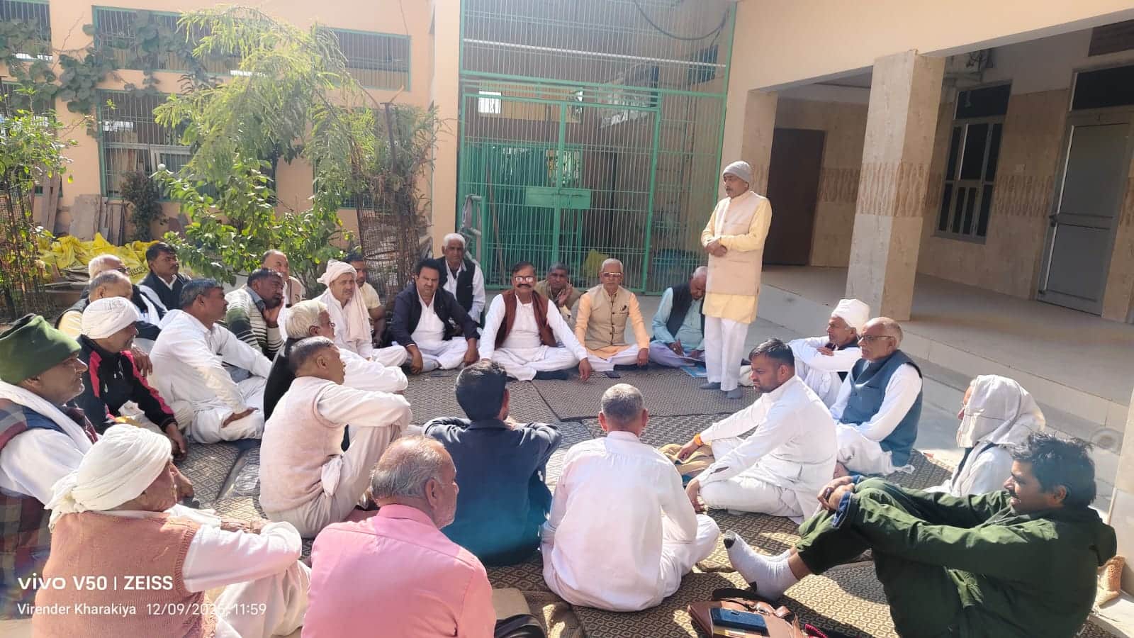 खरक में धामाण खाप-12 की बैठक के दौरान मौजूद ग्रामीण।