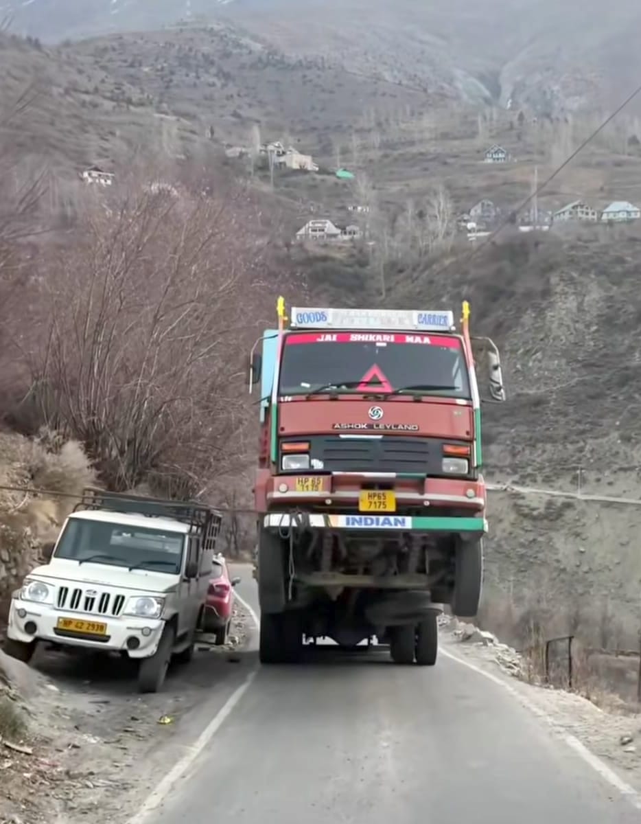 Trucks in the air, traffic jam on the ground... wheels of vehicles stopped for nine hours