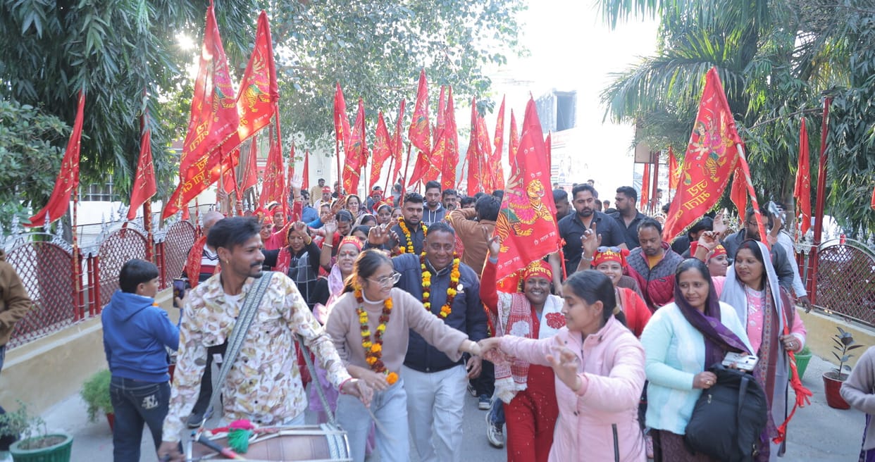 Karnanagari resounded with chants of Mother Vaishno Devi and there was a shower of flowers.