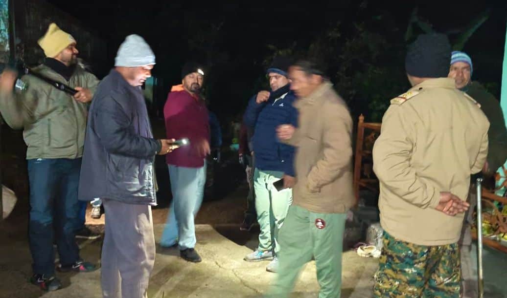 नाचनी के धामी फल्यांटी गांव में रात को गश्त करती वन विभाग की टीम और ग्रामीण। स्रोत: ग्रामीण