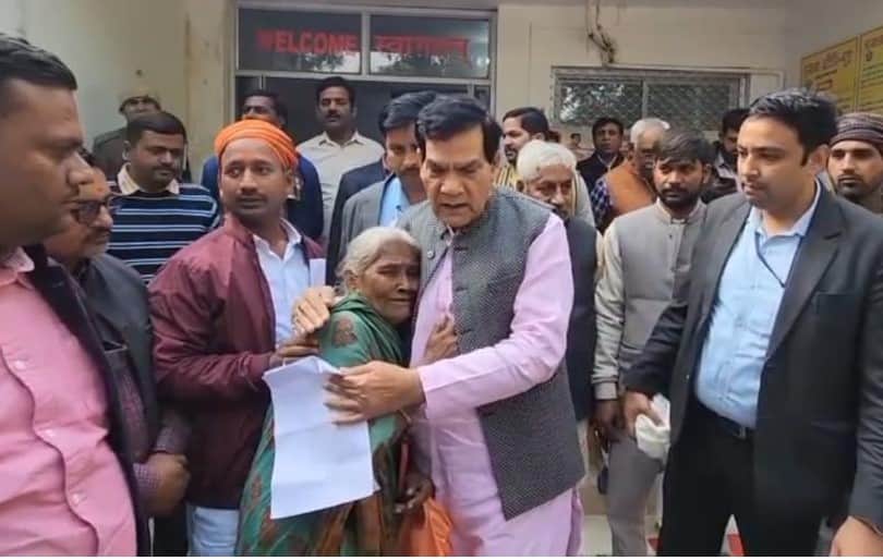 प्रभारी मंत्री के गले लग कर अपना दुखड़ा सुनाती फरियादी।  संवाद